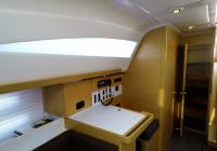 bateau à voile voilier Elan 45 impression intérieur la table de navigation